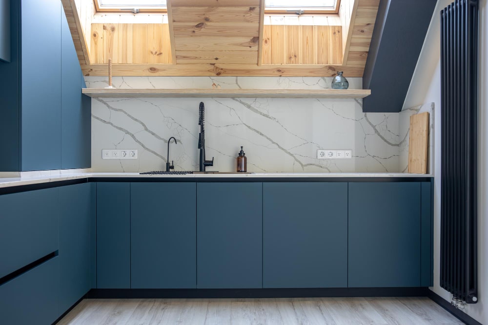 Cocinas Industriales vs. Cocinas a Medida en Sevilla: ¿Por qué Apostar por la Carpintería Artesanal?